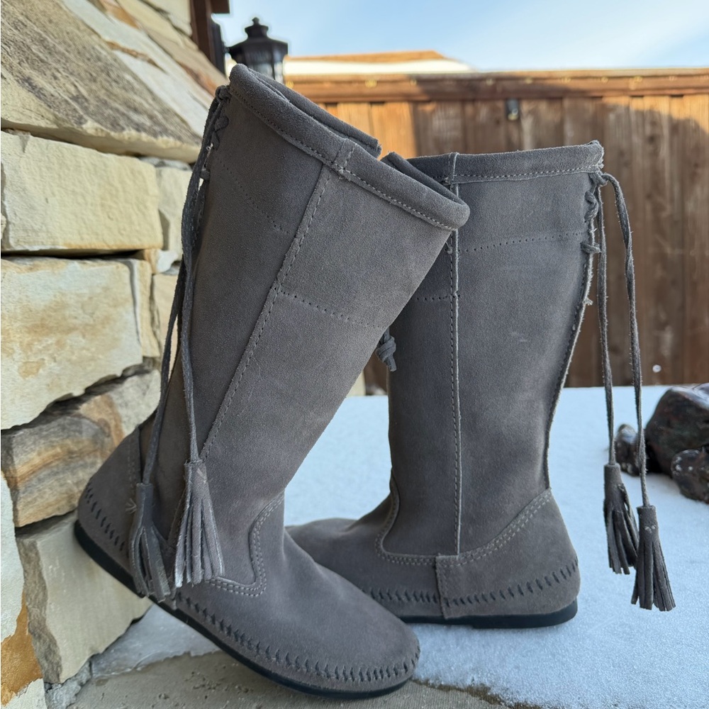 Minnetonka Gray Suede Moccasin Boots With Decorative Tassels Sz-5. B